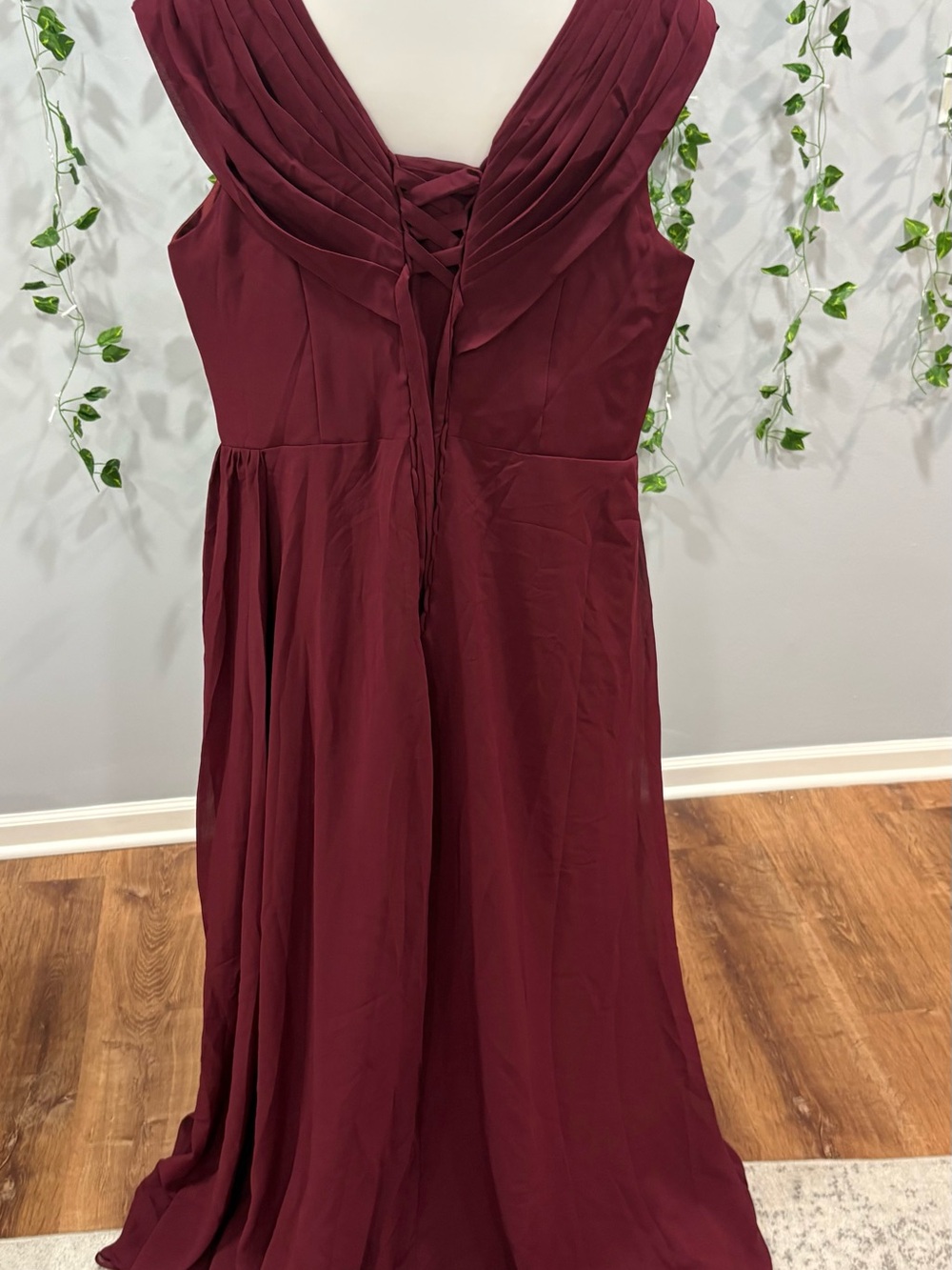 Elegant Burgundy V-Neck Evening Dress - Picture 3 of 3